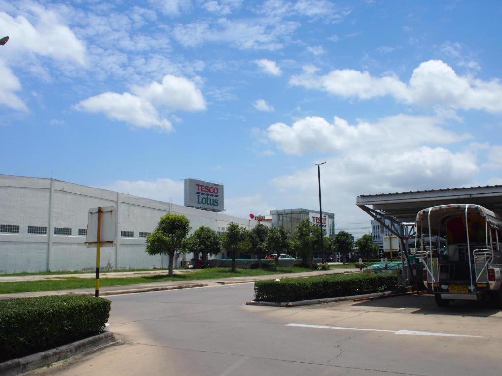 New Home Nakhon Chai Si Exterior photo